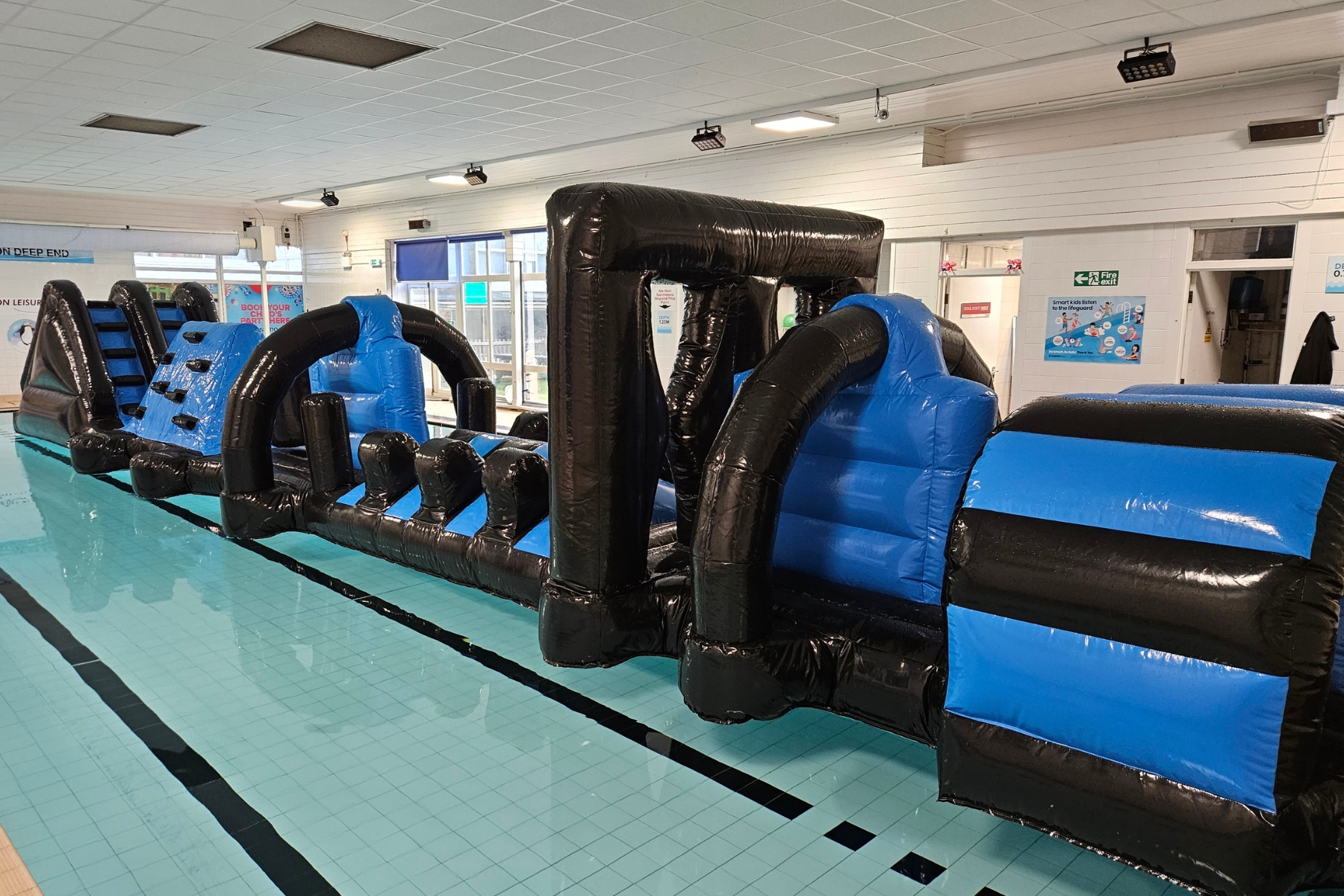 Calverton pool inflatable black and blue